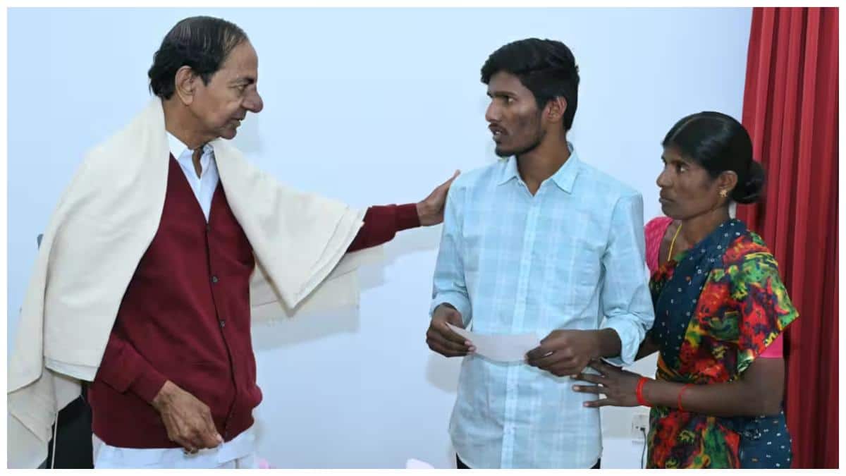 KCR : మంచిగా చదువుకోండి బిడ్డా..! దాతృత్వాన్ని చాటుకున్న మాజీ సీఎం కేసీఆర్, బీటెక్ విద్యార్దులకు ఆర్థిక సాయం