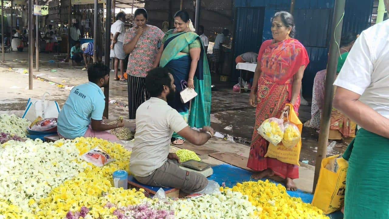 Madurai ; உசிலம்பட்டியில் மல்லிகை பூ விலை உச்சம்! விவசாயிகள் மகிழ்ச்சி: கிலோ 12,000 ரூபாய்க்கு விற்பனை!