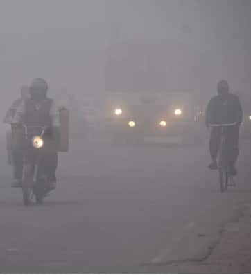 IMD ਚੰਡੀਗੜ੍ਹ ਵੱਲੋਂ ਪੰਜਾਬ ਲਈ 9 ਜਨਵਰੀ ਤੋਂ 13 ਜਨਵਰੀ ਤੱਕ ਜ਼ਿਲ੍ਹਾਵਾਰ ਮੌਸਮੀ ਚੇਤਾਵਨੀ ਜਾਰੀ ਕੀਤੀ ਗਈ ਹੈ। ਇਸ ਚੇਤਾਵਨੀ ਮੁਤਾਬਕ ਸੂਬੇ ਦੇ ਕਈ ਹਿੱਸਿਆਂ ਵਿੱਚ ਅਗਲੇ ਪੰਜ ਦਿਨ ਸੰਘਣੀ ਧੁੰਦ, ਕਿਤੇ–ਕਿਤੇ ਬਹੁਤ ਹੀ ਸੰਘਣੀ ਧੁੰਦ ਅਤੇ ਠੰਡੀ ਲਹਿਰ ਦਾ ਅਸਰ ਬਣਿਆ ਰਹੇਗਾ।