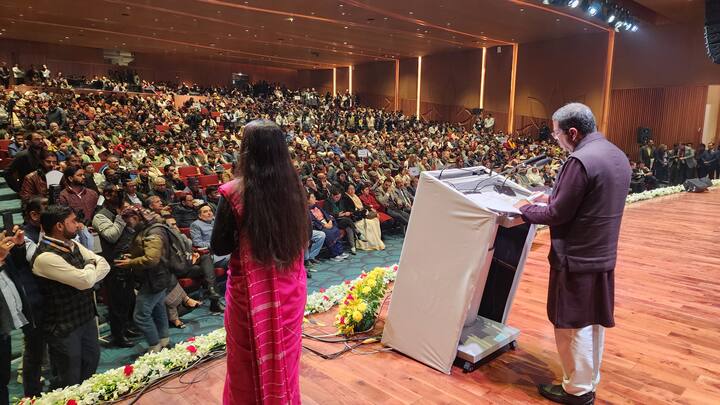 विश्व पुस्तक मेले में इस बार अंतरराष्ट्रीय रंग और गहरा होगा. इस मेगा इवेंट में 35 से अधिक देश भाग ले रहे हैं. कतर को गेस्ट ऑफ ऑनर का दर्जा दिया गया है, जबकि स्पेन को फोकस कंट्री के रूप में चुना गया है. रूस, संयुक्त अरब अमीरात, ईरान, जापान, पोलैंड, अर्जेंटीना और लिथुआनिया जैसे देश भी इस वैश्विक मंच पर अपनी उपस्थिति दर्ज कराएंगे. मेले की गरिमा को और ऊंचा करने के लिए 11 देशों से विश्व पुस्तक मेलों के निदेशक भी इसमें शिरकत कर रहे हैं.