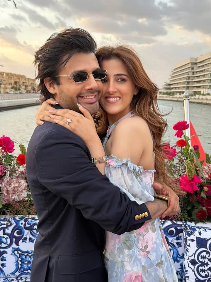 कुछ ही दिन पहले नुपुर ने स्टेबिन बेन के साथ सगाई की है. जहां स्टेबिन ने उन्हें घुटने पर बैठकर प्रपोज किया और उन्हें रिंग पहनाई.