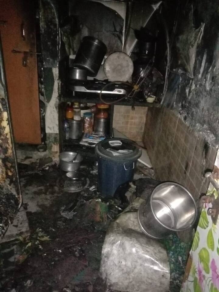 मिळालेल्या माहितीनुसार, ही घटना रात्री 3 च्या सुमारास घडली. पावस्कर कुटुंब गाढ झोपेत असताना अचानक घरातील फ्रिजचा मोठा स्फोट झाला आणि काही क्षणांतच घराला आगीने वेढले.