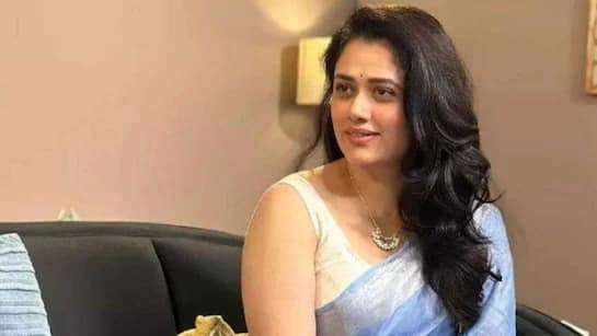 काही दिवसांपूर्वी मराठी अभिनेत्री गिरीजा ओकची फॅन फॉलोइंग वाढली होती. आकाशी निळ्या रंगाच्या साडीमध्ये अभिनेत्री खूप सुरेख दिसत आहे.