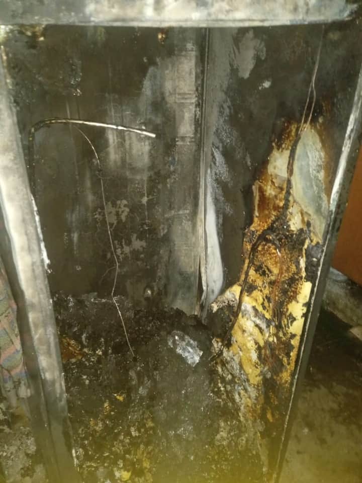 घरात असलेल्या फ्रिजचा अचानक स्फोट झाल्याने लागलेल्या आगीत वडील आणि त्यांच्या दोन मुलांचा होरपळून दुर्दैवी मृत्यू झाला. या घटनेमुळे संपूर्ण परिसरात हळहळ व्यक्त केली जात आहे.