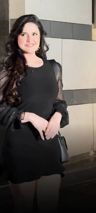 अब जरीन अपनी इंडस्ट्री में अलग पहचान बना चुकी हैं और अपने लुक्स के चलते अक्सर ही सुर्खियों में छा जाती हैं। हाल ही में उन्हें एक इवेंट के दौरान स्पॉट किया गया। जहां उनका काली ड्रेस में कातिलाना रूप देखने को मिला, जिसमें उनकी अदाएं लोगों का दिल जीत गईं और वह इवेंट में आई बाकी हसीनाओं के बीच अलग ही चमकी