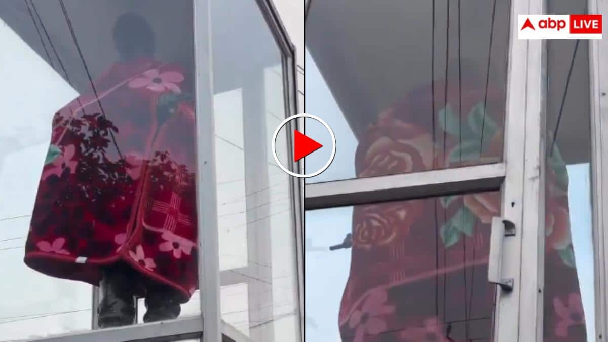 Video: शहीद बेटे की मूर्ति को ठंड से बचाने के लिए मां ने पहनाए गर्म कपड़े, वीडियो देख आ जाएंगे आंसू