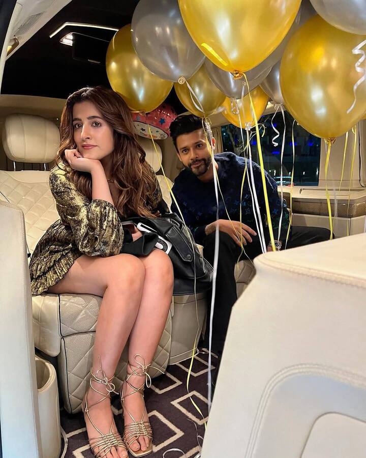 वहीं अब सगाई और शादी के बीच कपल को लेकर फैंस के बीच उनकी उम्र और नेटवर्थ को लेकर काफी सवाल उठ रहे हैं.