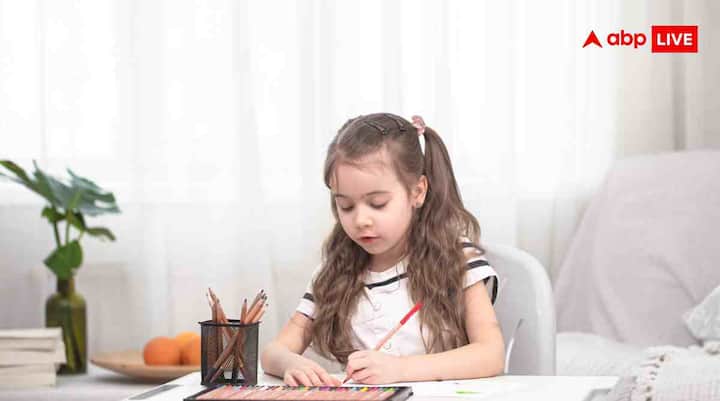 बच्चे को डॉटेड लाइन्स, अक्षर या किसी आकृति पर पेंसिल या उंगली से चलाने को कहें. इससे हाथ और आंख का तालमेल बेहतर होता है. लिखने की तैयारी होती है।. बच्चे का फोकस और ध्यान बढ़ता है. इसे खेल की तरह बनाएं, जैसे आओ हाथ से रेखा पर कार चलाएं.