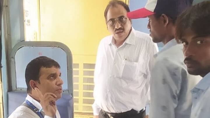 अगर आप दो घंटे से ज्यादा समय तक प्लेटफॉर्म पर रुकते हैं और टिकट चेकिंग स्टाफ पकड़ लेता है. तो आपको जुर्माना देना पड़ सकता है. इसलिए जब भी किसी दोस्त या रिश्तेदार को छोड़ने या लेने जाएं. तो टिकट लेने के समय पर जरूर नजर रखें.