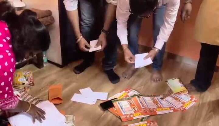 निवडणूक प्रचारादरम्यान पांढऱ्या पाकिटात 3000 रुपये म्हणजे 500 रुपयांच्या 6 नोटा टाकून हे पैसे वाटप केले जात असल्याचे आढळून आल्याने येथे चांगलाच गोंधळ उडाला आहे.