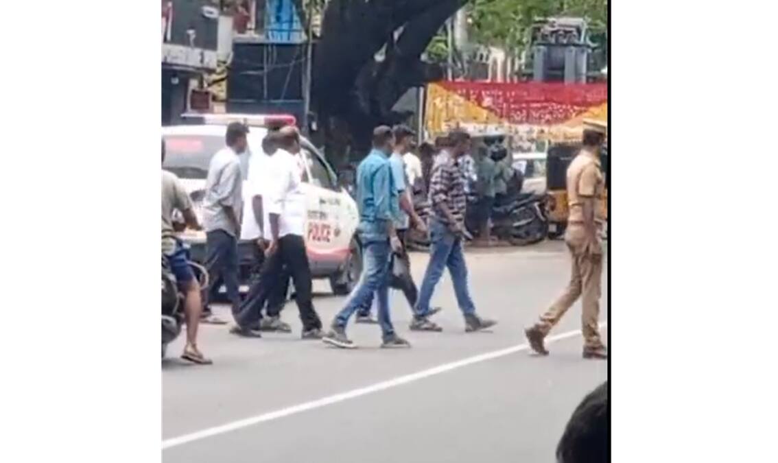 சீப்பை ஒளிச்சா கல்யாணம் நின்னுடுமா? சம ஊதியம் கோரி போராடி, கைதான ஆசிரியர்கள் எங்கே?