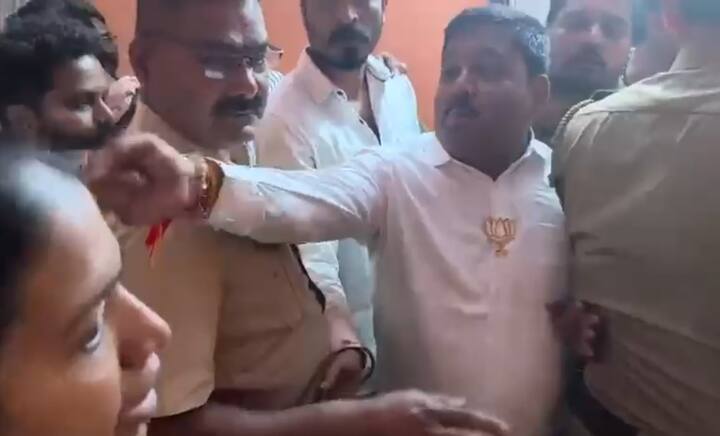 भाजप आणि शिवसेना पक्षाचे कार्यकर्ते आणि पोलीसही येथील घरात एकमेकांशी भिडताना दिसून येतात. एका महिला हे पैसे माझे असल्याचे सांगते. मात्र, तिथे भाजप उमेदवाराच्या प्रचाराचे पत्रकंही आढळून येतात.