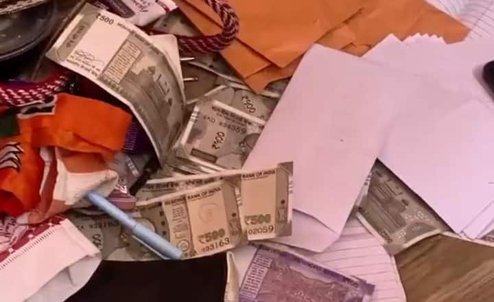 भाजपने सर्वाधिक बिनविरोध जागा जिंकल्या त्या भाजप प्रदेशाध्यक्ष रवींद्र चव्हाण यांच्या कल्याण डोंबिवली महापालिकेत. येथे भाजपने 15 जागा बिनविरोध निवडून आणल्या आहेत. तरीही येथे भाजप उमेदवारासाठी पैसे वाटप होत असल्याचे समोर आले.