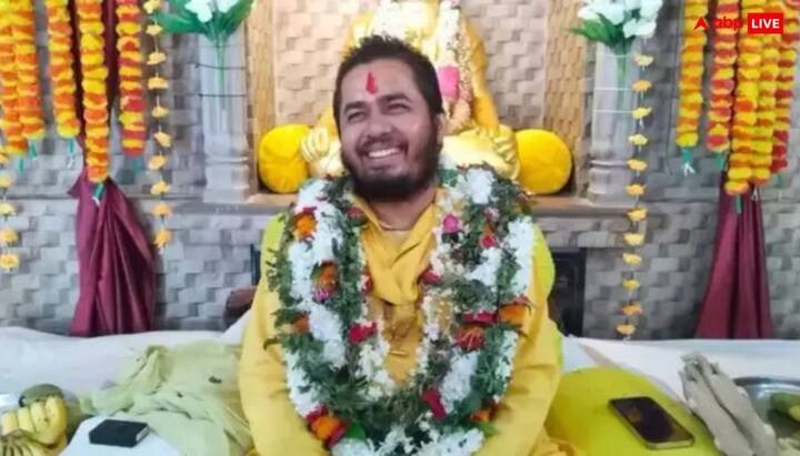 सतुआ बाबा का आसली नाम संतोष तिवारी है. इनका जन्म उत्तर प्रदेश के ललितपुर जिले के एक गांव मसौरा में हुआ था. महज 11 साल की उम्र में घर छोड़कर आध्यात्म की राह पकड़ ली.