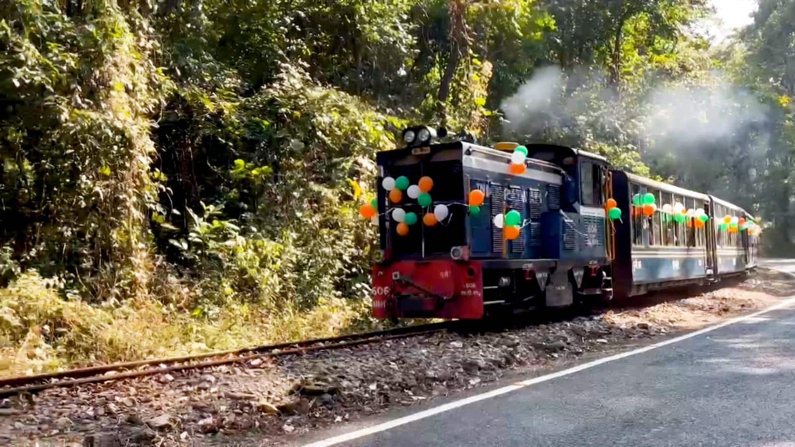 West Bengal: सिलीगुड़ी में फिर शुरू हुई टॉय ट्रेन सफारी, मात्र 500 रुपए खर्च कर लें पहाड़ियों और जंगलों का आनंद