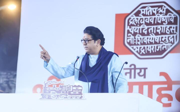 दरम्यान, सभेला अवघे काही तास बाकी राहिले असतानाच राज ठाकरे यांनी मनसैनिकांना आणि शिवसैनिकांना साथ घालत मोठ्या संख्येने शिवतीर्थावर येण्यास आवाहन केलं आहे.