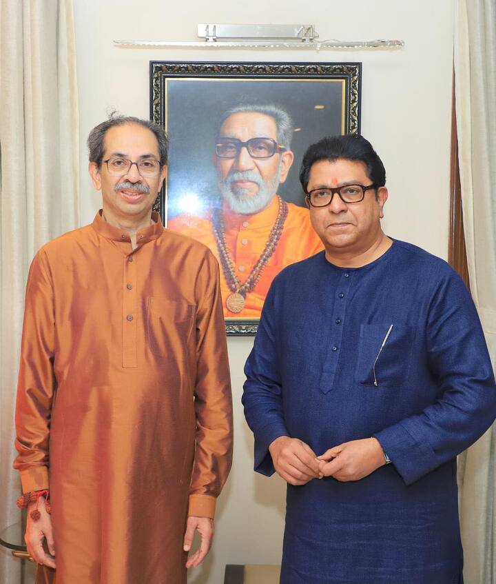 राज ठाकरे यांनी म्हटलं आहे की, महाराष्ट्र सैनिकांना आणि शिवसैनिकांना सस्नेह जय महाराष्ट्र. सायंकाळी साडेसहा वाजता शिवतीर्थावर महाराष्ट्र धर्माची पताका गाजवत उत्साहात या, असं त्यांनी आवाहन केलं आहे.