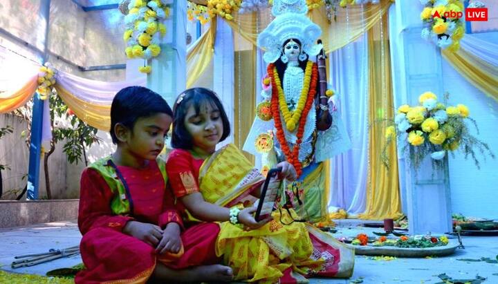 बसंत पंचमी के दिन छात्र अपने हाथ से दूसरों को कॉपी किताब, पेंसिल, पेन आदि दान करेंगे तो मां सरस्वती प्रसन्न होती हैं और पढ़ाई में उनकी सफलता के योग बढ़ जाते हैं.