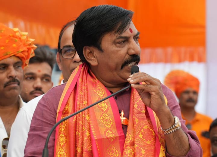 विलास शिंदे यांनी या प्रकाराची गंभीर दखल घेण्याची मागणी केली आहे.