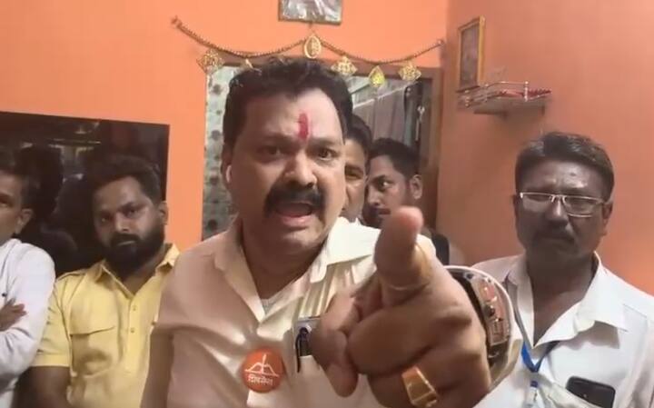 या घटनेनंतर निवडणूक आयोगाचे पथक व पोलीसही घटनास्थळी दाखल झाले आहेत. मात्र, भाजपने सर्वाधिक जागा बिनविरोध केलेल्या महापालिकेतही भाजप उमेदवाराकडून पैशांचं अशाप्रकारे होत असलेलं वाटप चर्चेत आहे.
