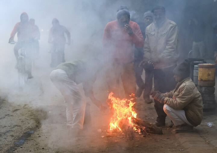 গত কয়েকদিন তাপমাত্রা সামান্য বাড়লেও, সোমবার ফের নিম্নমুখী তাপমাত্রা। আজ সর্বনিম্ন তাপমাত্রা দুই থেকে তিন ডিগ্রি সেলসিয়াস কমে গেল, কলকাতা ও উপকূল সংলগ্ন জেলাগুলিতে। আগামী দিন ২-তে, আরও কিছুটা কমতে পারে তাপমাত্রা।