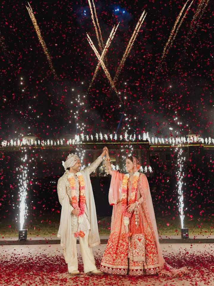 Fans and friends reacted instantly, with Kriti replying with playful evil-eye emojis, while her rumoured boyfriend Kabir Singh Bahia commented with an evil eye and red heart emoji combo.