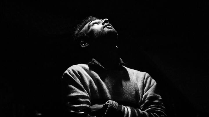 मनोवैज्ञानिक मानते हैं कि मौत के करीब दिमाग भावनात्मक सुरक्षा खोजता है. जीवन में सबसे मजबूत भावनात्मक रिश्ता परिवार और करीबी लोगों से होता है. इसलिए आखिरी समय में दिमाग उन्हीं चेहरों और पलों को सामने लाता है, जिनसे जुड़ाव सबसे गहरा होता है. यह दिमाग का खुद को मानसिक रूप से शांत करने का तरीका भी माना जाता है.
