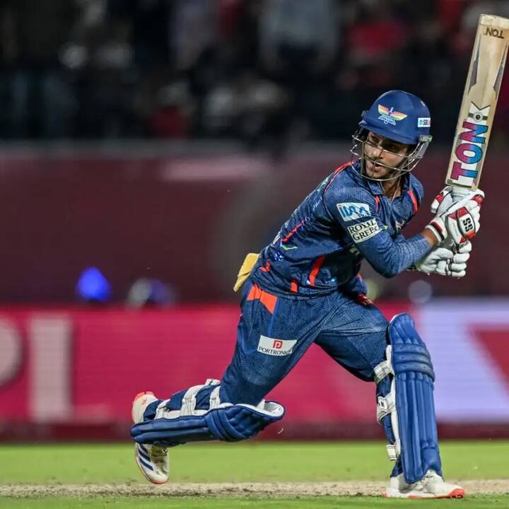 वॉशिंग्टन सुंदरच्या जागी दिल्लीकडून देशांतर्गत क्रिकेट खेळणाऱ्या आयुष बदोनीचा भारतीय संघात समावेश करण्यात आला आहे.