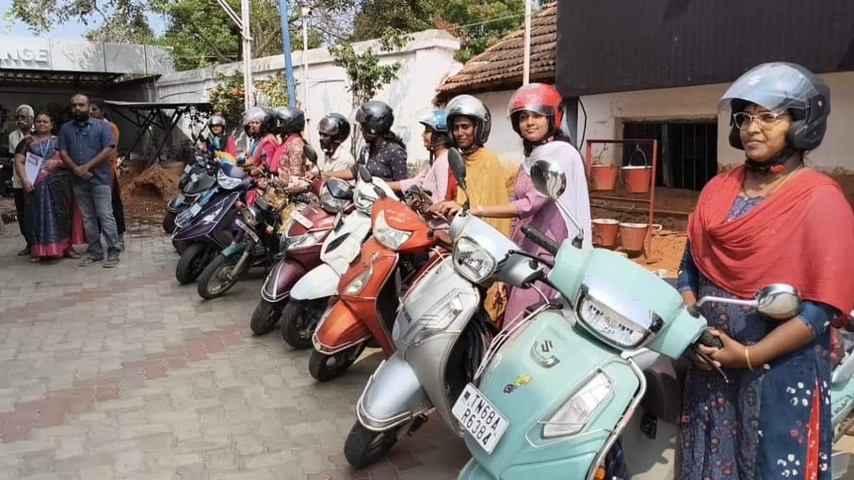 ஹெல்மேட் அணிந்து வந்தவர்களுக்கு ஏற்பட்ட இன்ப அதிர்ச்சி... என்னன்னு தெரியுங்களா? 