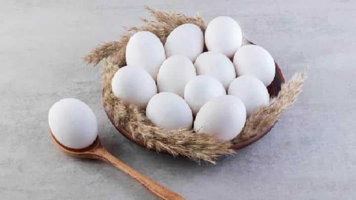 শীতকালে সূর্যের আলো কম পাওয়া যায়, যা ভিটামিন ডি-এর ঘাটতি তৈরি করতে পারে। সিদ্ধ ডিম ভিটামিন ডি এবং ক্যালসিয়াম সমৃদ্ধ, যা সূর্যের আলোর অভাব পূরণ করতে এবং হাড়কে শক্তিশালী করতে সাহায্য করে।