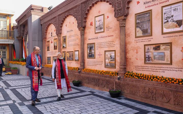 अहमदाबाद के साबरमती रिवरफ्रंट पर आज (12 जनवरी) को अंतरराष्ट्रीय पतंग महोत्सव 2026 का रंगीन आयोजन हुआ, जिसमें प्रधानमंत्री नरेंद्र मोदी और जर्मनी के चांसलर फ्रेडरिक मेर्ज़ ने हिस्सा लिया. मर्ज ने भारत दौरे की शुरुआत बापू के साबरमती आश्रम से की. दोनों नेताओं ने आश्रम पहुंचने के बाद राष्ट्रपिता महात्मा गांधी को पुष्पांजलि अर्पित की.