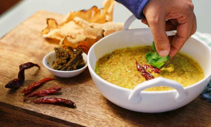 मान्यताओं के अनुसार मकर संक्रांति के दिन खिचड़ी में इस्तेमाल होने वाली उड़द दाल को शनि ग्रह से जोड़ा जाता है. माना जाता है कि मकर संक्रांति पर उड़द दाल की खिचड़ी खाने और दान करने से ग्रहों की अशुभता कम होती है. यही वजह है कि इस दिन उड़द दाल से बनी खिचड़ी को विशेष महत्व होता है.