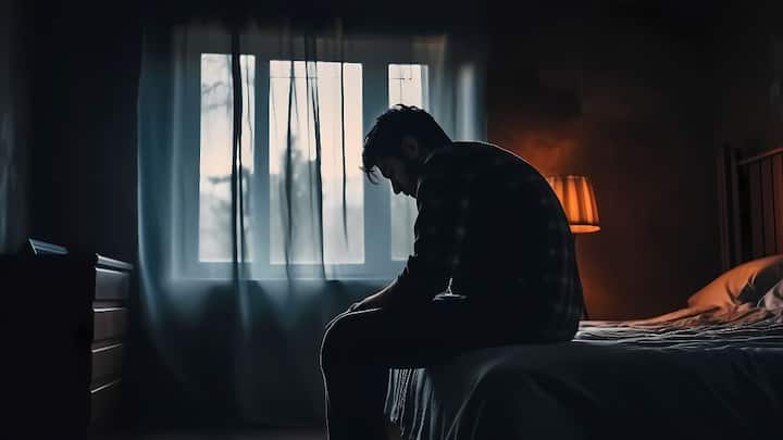 कई बार मरते वक्त लोगों को अधूरी इच्छाएं, अनकही बातें या माफी मांगने की चाह याद आती है. इसका कारण यह है कि दिमाग जीवन का आखिरी आत्म-मूल्यांकन करता है. वह उन पलों पर ज्यादा ध्यान देता है, जहां भावनात्मक जुड़ाव था या कोई बात अधूरी रह गई थी. इससे व्यक्ति को भीतर से हल्का होने का अहसास हो सकता है.
