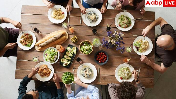 According to experts, skipping meals makes the hunger-increasing hormone ghrelin more active. In such a situation, when food is available, it becomes difficult to control.