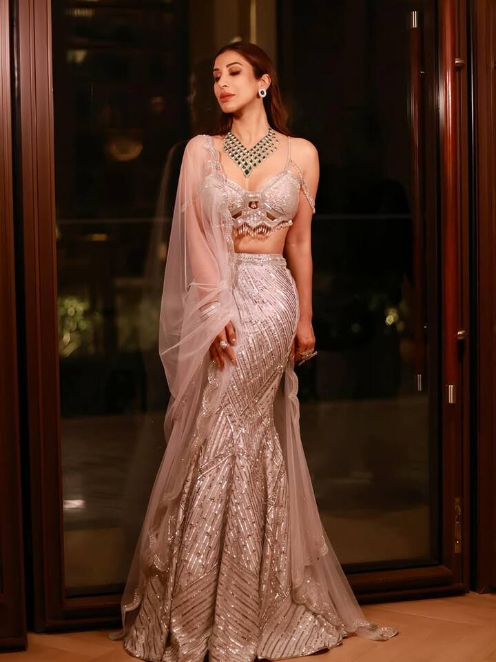 સિંગર અને મોડલ સોફી ચૌધરીએ સોશલ મીડિયા પર તસવીરો શેર કરી ખુબ ચર્ચામાં છે. સોફી ચૌધરી ગ્લેમરસ અંદાજને લઈને પણ ચર્ચામાં રહે છે.  સૌફીની તસવીરો ઈન્સ્ટાગ્રામ પર આગની જેમ વાયરલ થાય છે.