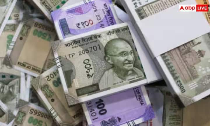 ਕਰੰਸੀ ਨੋਟ ਛਾਪਣ ਦੀ ਲਾਗਤ ਉਨ੍ਹਾਂ ਦੇ ਮੁੱਲ ਅਤੇ ਸੁਰੱਖਿਆ ਵਿਸ਼ੇਸ਼ਤਾਵਾਂ 'ਤੇ ਨਿਰਭਰ ਕਰਦੀ ਹੈ। ₹10 ਦੇ ਨੋਟ ਨੂੰ ਛਾਪਣ ਲਈ ਲਗਭਗ ₹0.96 ਦਾ ਖਰਚਾ ਆਉਂਦਾ ਹੈ। ₹100 ਦੇ ਨੋਟ ਨੂੰ ਛਾਪਣ ਲਈ ਲਗਭਗ ₹1.77 ਦਾ ਖਰਚਾ ਆਉਂਦਾ ਹੈ। ₹200 ਅਤੇ ₹500 ਵਰਗੇ ਉੱਚ ਮੁੱਲ ਦੇ ਨੋਟ ਆਪਣੇ ਉੱਨਤ ਡਿਜ਼ਾਈਨ ਅਤੇ ਸੁਰੱਖਿਆ ਵਿਸ਼ੇਸ਼ਤਾਵਾਂ ਦੇ ਕਾਰਨ ਵਧੇਰੇ ਮਹਿੰਗੇ ਹੁੰਦੇ ਹਨ।