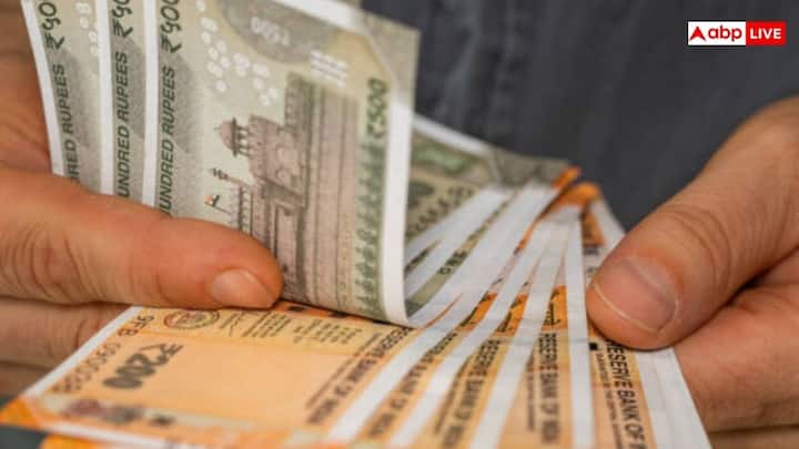 अभी चलन में मौजूद नोटों में ₹500 के नोट की कीमत लगभग ₹2.29 से ₹2.65 होती है. बंद हो चुका ₹2000 का नोट सबसे महंगा था जिसकी कीमत 3.54 रुपये से 4.18 रुपये प्रति नोट थी.