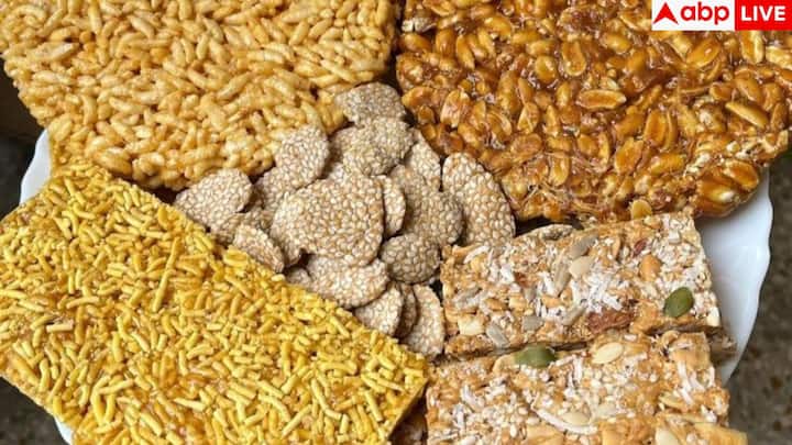 लोहड़ी पर रेवड़ी का खास महत्व होता है. तिल, गुड़ और घी से बनी यह कुरकुरी मिठाई सर्दियों में खूब पसंद की जाती है. स्वाद के साथ-साथ यह शरीर को गर्म रखने और ऊर्जा देने में भी मदद करती है, इसलिए इसे रिश्तेदारों में बांटना शुभ माना जाता है.