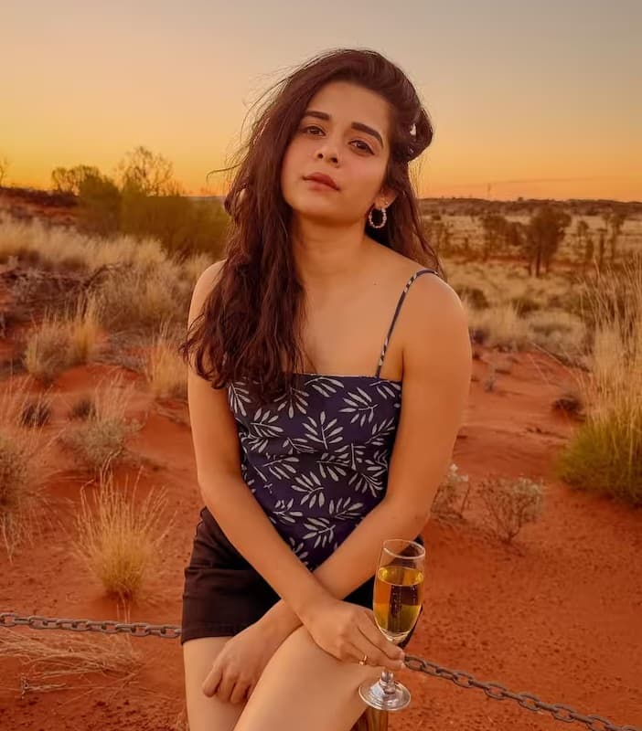 मिथिला सिर्फ एक अभिनेत्री ही नहीं बल्कि गायिका और नर्तकी भी हैं। उनके व्यक्तित्व ने उन्हें प्रशंसकों के बीच बेहद लोकप्रिय बना दिया है। सोशल मीडिया पर भी उनके बहुत सारे फॉलोअर्स हैं और वे कई ब्रांडों का चेहरा रह चुकी हैं। मिथिला लगातार अपने सफर और निजी जीवन के छोटे-छोटे पलों को अपने प्रशंसकों के साथ साझा करती रहती हैं। उनका सफर दिखाता है कि कैसे इंटरनेट और डिजिटल प्लेटफॉर्म ने उन्हें वह सफलता दिलाई जिसका सपना उन्होंने बचपन में देखा था।