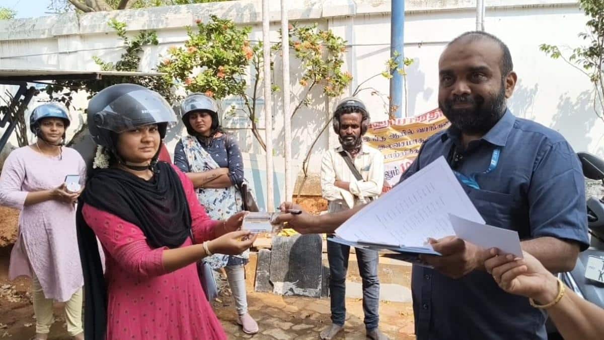 ஹெல்மேட் அணிந்து வந்தவர்களுக்கு ஏற்பட்ட இன்ப அதிர்ச்சி... என்னன்னு தெரியுங்களா? 