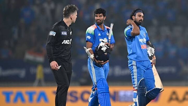 वडोदरा येथे झालेल्या पहिल्या वनडे सामन्यात गोलंदाजी करत असताना त्याच्या डाव्या पायाला दुखापत झाली.