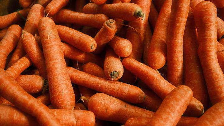 শীতে বাজারে প্রচুর পরিমাণে তাজা-মিষ্টি গাজর পাওয়া যায়। এই ঋতুতে গাজর কেবল সুস্বাদুই নয়, স্বাস্থ্যের জন্যও খুবই উপকারী।