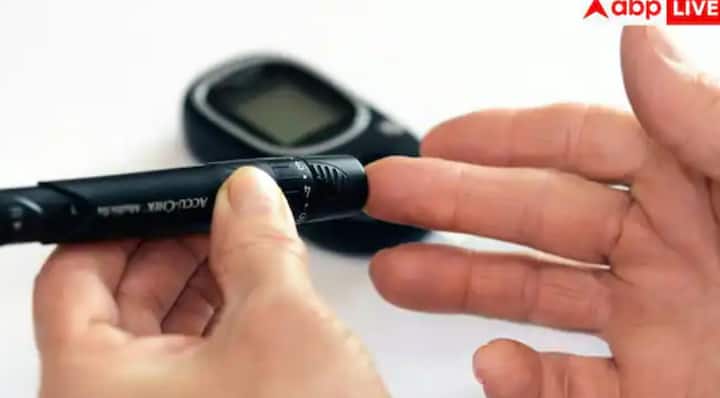 ਸ਼ੂਗਰ ਡਾਇਬਟੀਜ਼ ਦੀ ਇਕੱਲੀ ਵਜ੍ਹਾ ਨਹੀਂ ਹੈ, ਪਰ ਇਹ ਇੱਕ ਵੱਡਾ ਫੈਕਟਰ ਜ਼ਰੂਰ ਹੈ। ਮਿੱਠੇ ਪੀਣ ਵਾਲੇ ਪਦਾਰਥ ਅਤੇ ਪ੍ਰੋਸੈਸਡ ਫੂਡ ਬਲੱਡ ਸ਼ੂਗਰ ਵਿੱਚ ਤੇਜ਼ੀ ਨਾਲ ਵੱਧ ਜਾਂਦਾ ਹੈ ਅਤੇ ਇਨਸੁਲਿਨ ਰੈਜੀਸਟੈਂਸ ਨੂੰ ਵਧਾ ਸਕਦੇ ਹਨ। ਜੇਕਰ ਲੰਬੇ ਸਮੇਂ ਤੱਕ ਇਸਨੂੰ ਕੰਟਰੋਲ ਨਾ ਕੀਤਾ ਜਾਵੇ, ਤਾਂ ਇਹ ਅੱਖਾਂ, ਗੁਰਦਿਆਂ, ਨਸਾਂ ਅਤੇ ਦਿਲ ਨੂੰ ਨੁਕਸਾਨ ਪਹੁੰਚਾ ਸਕਦਾ ਹੈ।