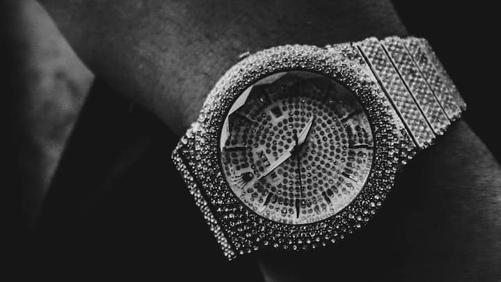 दुनिया की सबसे महंगी घड़ी का खिताब Graff Diamonds की “Hallucination” को दिया जाता है. इस घड़ी की अनुमानित कीमत करीब 55 मिलियन डॉलर मानी जाती है. इसे 2014 में Baselworld में पेश किया गया था. इस घड़ी की खासियत इसका डायल या मशीन नहीं, बल्कि इसमें जड़े 110 कैरेट के रंग-बिरंगे हीरे हैं. अलग-अलग कट और रंगों के हीरे इसे किसी कला कृति जैसा बना देते हैं. Graff Diamonds के मालिक लॉरेंस ग्रैफ ने इसे हीरों के प्रति अपने जुनून का नतीजा बताया था.