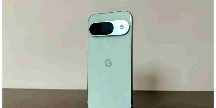 आज की तारीख में नए Pixel स्मार्टफोन यूजर्स को भी वही 15GB फ्री स्टोरेज मिलती है, और ज्यादा स्टोरेज के लिए Google One सब्सक्रिप्शन लेना पड़ता है. हालांकि Pixel 5 और उससे पुराने फोन में अब भी ‘स्टोरेज सेवर’ क्वालिटी में अनलिमिटेड स्टोरेज का विकल्प मौजूद है, लेकिन इसमें ओरिजनल क्वालिटी का फायदा नहीं मिलता.