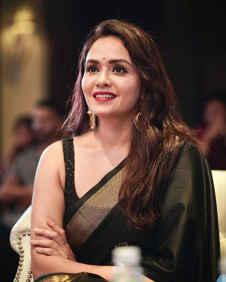 नटरंग, कट्यार काळजात घुसली, चंद्रमुखी या चित्रपटातून अभिनेत्री घराघरात पोहोचली.