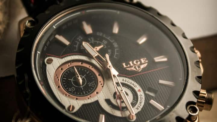 Patek Philippe की Stainless Steel Ref. 1518 सिर्फ चार घड़ियों की सीरीज में बनी थी. स्टील में बनी यह पहली ऐसी घड़ी थी जिसमें परपेचुअल कैलेंडर और क्रोनोग्राफ दोनों थे. इसकी कीमत करीब 12 मिलियन डॉलर तक पहुंच चुकी है.