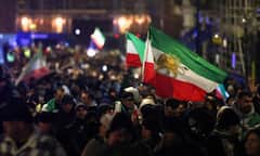 ईरान में बगावत तो लंदन दूतावास पर बदला झंडा, जानें पुराने शेर-सूरज और इस्लामिक ध्वज में अंतर