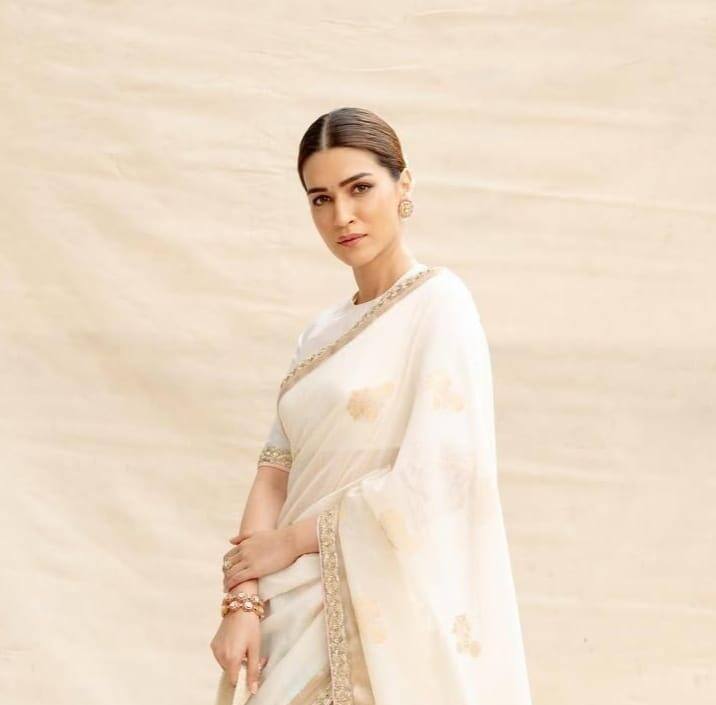 కృతి సనన్ తెలుపు చీరలో సింప్లిసిటీ, గ్లామర్ లుక్లో అదరగొట్టింది. క్లీన్ డ్రేప్, స్టేట్మెంట్ ఇయర్రింగ్స్, కాన్ఫిడెంట్ పోస్చర్తో ఆమె లుక్ ఫెస్టివ్ ఫ్యాషన్కు చిహ్నంగా మారింది.