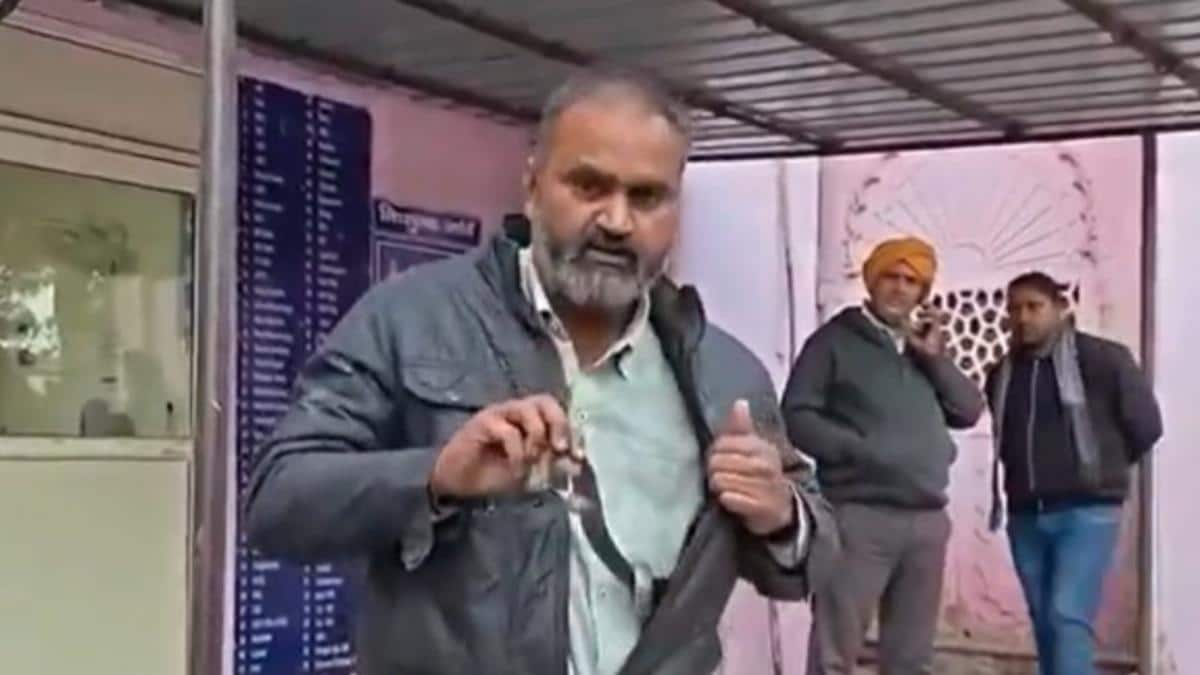 Mathura E-Rickshaw Driver Brings Live Cobra To Hospital After Snakebite-Watch